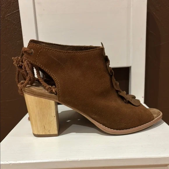 Brown Ruffle Open-Toe Women's Shoes - Picture 2 of 4